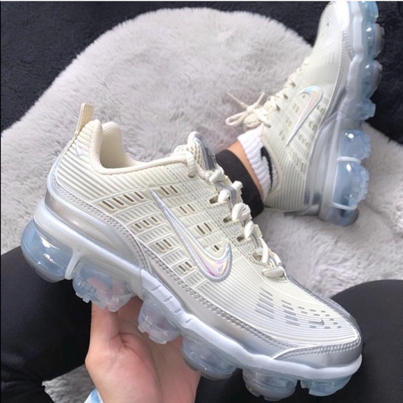 all white vapormax size 7